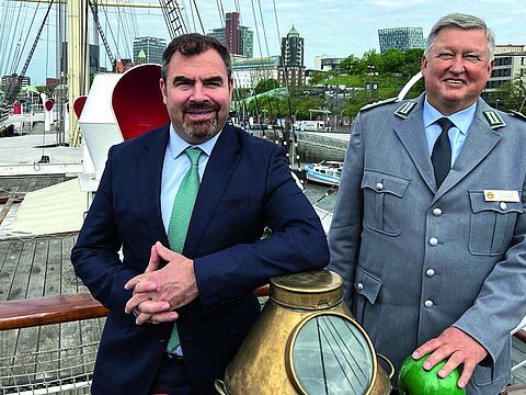 Florian Hahn, verteidigungspolitischer Sprecher der CDU/CSU-Fraktion, und Oberst Thomas Behr, Vorsitzender des Landesverbandes Nord im DBwV. Foto: Frank Jungbluth/DBwV