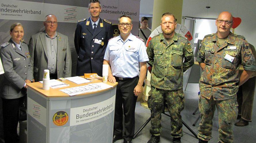 Informationen an zentraler Stelle lieferten im Bundeswehrzentralkrankenhaus die Mandatsträger des Verbandes (Fotos:  Hptm Gerald Arleth)
