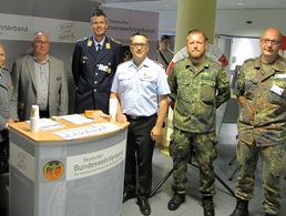 Informationen an zentraler Stelle lieferten im Bundeswehrzentralkrankenhaus die Mandatsträger des Verbandes (Fotos:  Hptm Gerald Arleth)