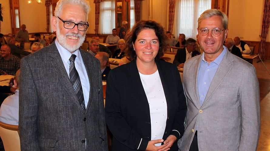 Der neuen Zeit eine Form geben – Kerstin Vieregge MdB (Mitte) mit ihren Diskussionspartnern Dr. Norbert Röttgen (rechts) und Thomas Sohst (links). Foto: Wahlkreisbüro MdB Vieregge