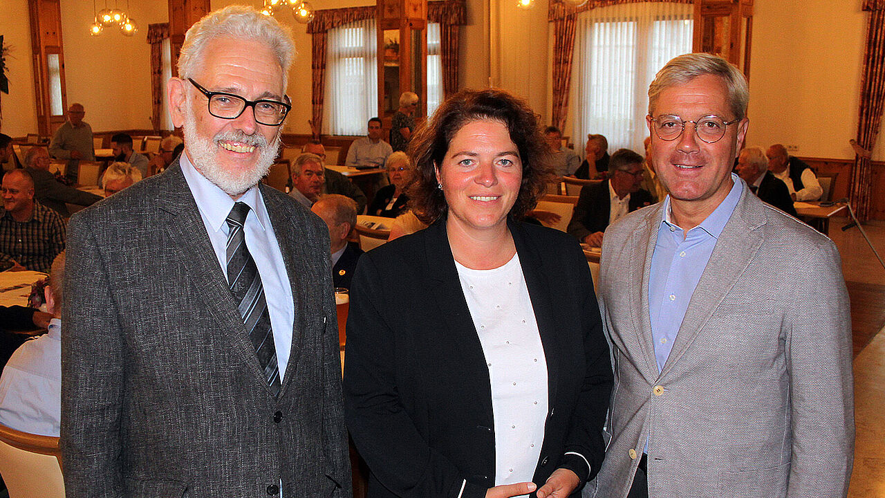 Der neuen Zeit eine Form geben – Kerstin Vieregge MdB (Mitte) mit ihren Diskussionspartnern Dr. Norbert Röttgen (rechts) und Thomas Sohst (links). Foto: Wahlkreisbüro MdB Vieregge
