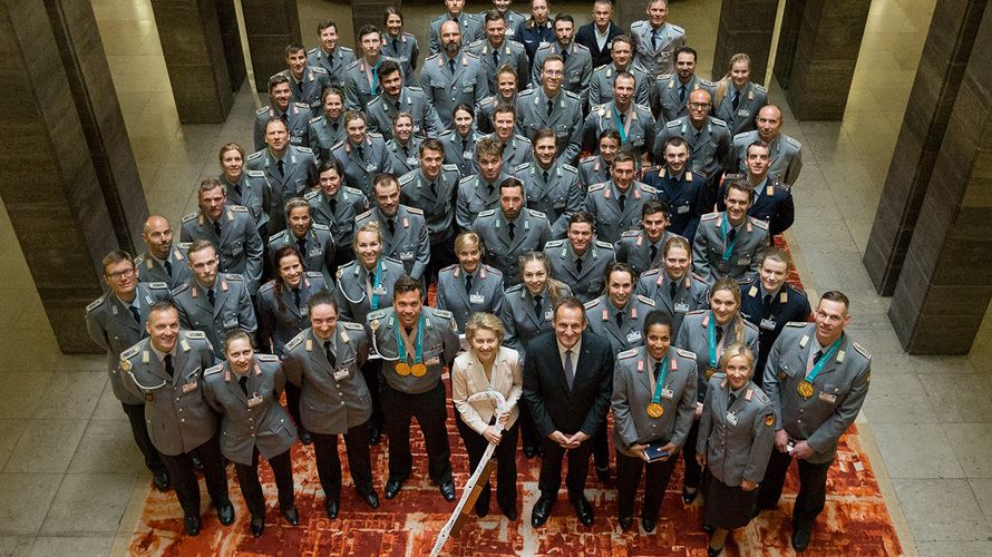 Verteidigungsministerin Ursula von der Leyen und DOSB-Präsident Alfons Hörmann (vorne, Mitte) mit den Olympiateilnehmern der Bundeswehr Foto: Bundeswehr/Schmidt