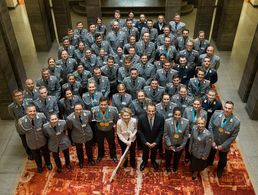 Verteidigungsministerin Ursula von der Leyen und DOSB-Präsident Alfons Hörmann (vorne, Mitte) mit den Olympiateilnehmern der Bundeswehr Foto: Bundeswehr/Schmidt