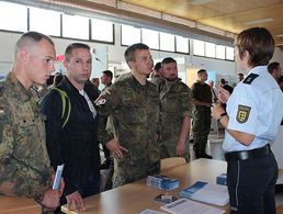 Archivbild: Soldaten informieren sich am Informationsstand der Polizei Baden-Württemberg. Foto: Denise Barberowski