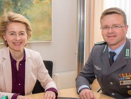 Verteidigungsministerin Ursula von der Leyen und Oberstleutnant André Wüstner hatten eine Vielzahl von Themen zu besprechen. Foto: DBwV/Scheurer