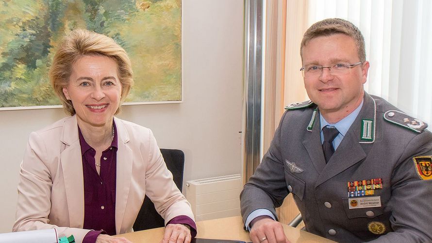 Verteidigungsministerin Ursula von der Leyen und Oberstleutnant André Wüstner hatten eine Vielzahl von Themen zu besprechen. Foto: DBwV/Scheurer