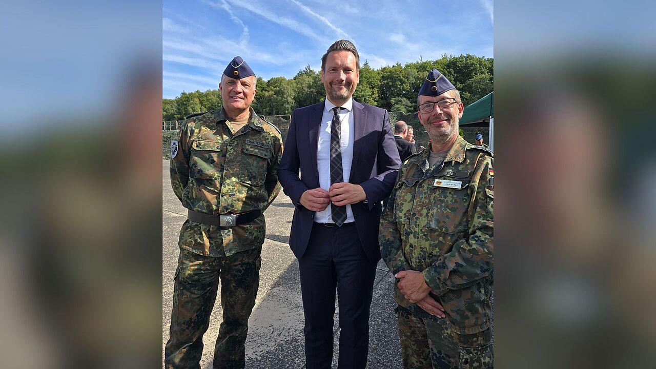 Der Landesvorsitzende West, Stabsfeldwebel Volker Keil (rechts), war Gast beim Gelöbnis der Ungedienten im Lager Aulenbach/Baumholder. Foto: DBwV