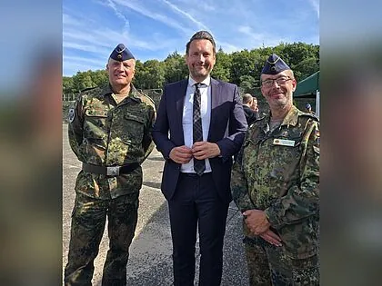 Der Landesvorsitzende West, Stabsfeldwebel Volker Keil (rechts), war Gast beim Gelöbnis der Ungedienten im Lager Aulenbach/Baumholder. Foto: DBwV