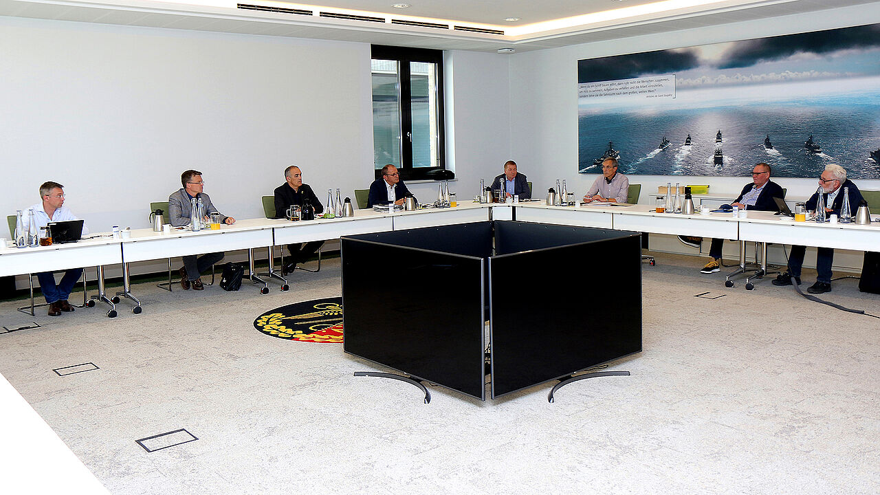 Symbolbild: Im Mai 2020 galten beim Gespräch der vier Landesverbände mit der Unternehmensleitung des DBwV noch strenge Abstandsregeln. Auch dieses Jahr wird bei der Landesversammlung Improvisationstalent gefragt sein. Foto: DBwV/Schmidt