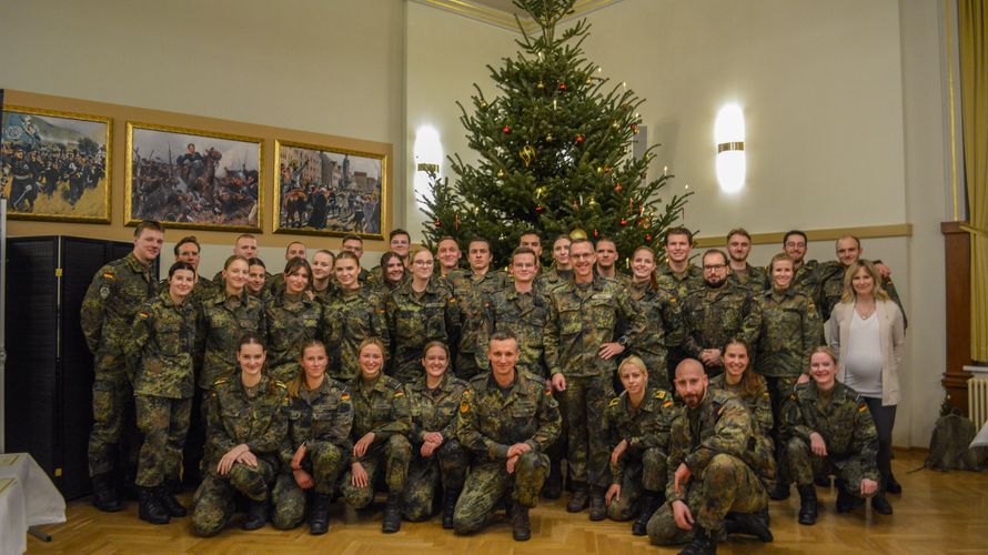 Gruppenbild von Teilen der studierenden Offiziere und Offizieranwärter mit Oberstleutnant i.G. Marcel Bohnert. Foto: Oberfähnrich Fritz Reuter