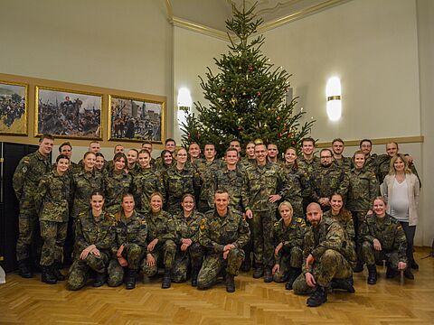 Gruppenbild von Teilen der studierenden Offiziere und Offizieranwärter mit Oberstleutnant i.G. Marcel Bohnert. Foto: Oberfähnrich Fritz Reuter