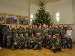 Gruppenbild von Teilen der studierenden Offiziere und Offizieranwärter mit Oberstleutnant i.G. Marcel Bohnert. Foto: Oberfähnrich Fritz Reuter