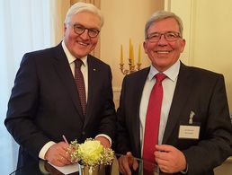 Beim Small-Talk kam der Bundespräsident der Bitte von Oberstabsfeldwebel a.D. Hans-Peter Pesch nach einem Autogramm auf der Menükarte wie selbstverständlich nach. Foto: DBwV/LV West