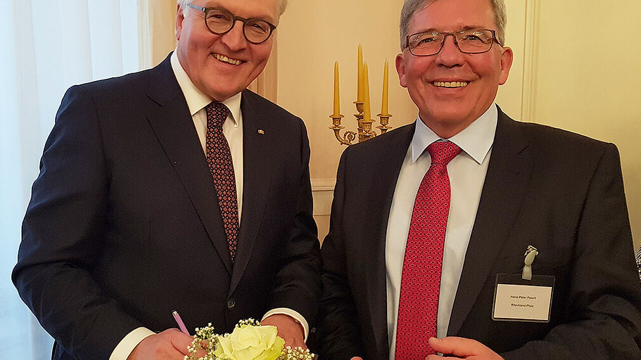 Beim Small-Talk kam der Bundespräsident der Bitte von Oberstabsfeldwebel a.D. Hans-Peter Pesch nach einem Autogramm auf der Menükarte wie selbstverständlich nach. Foto: DBwV/LV West