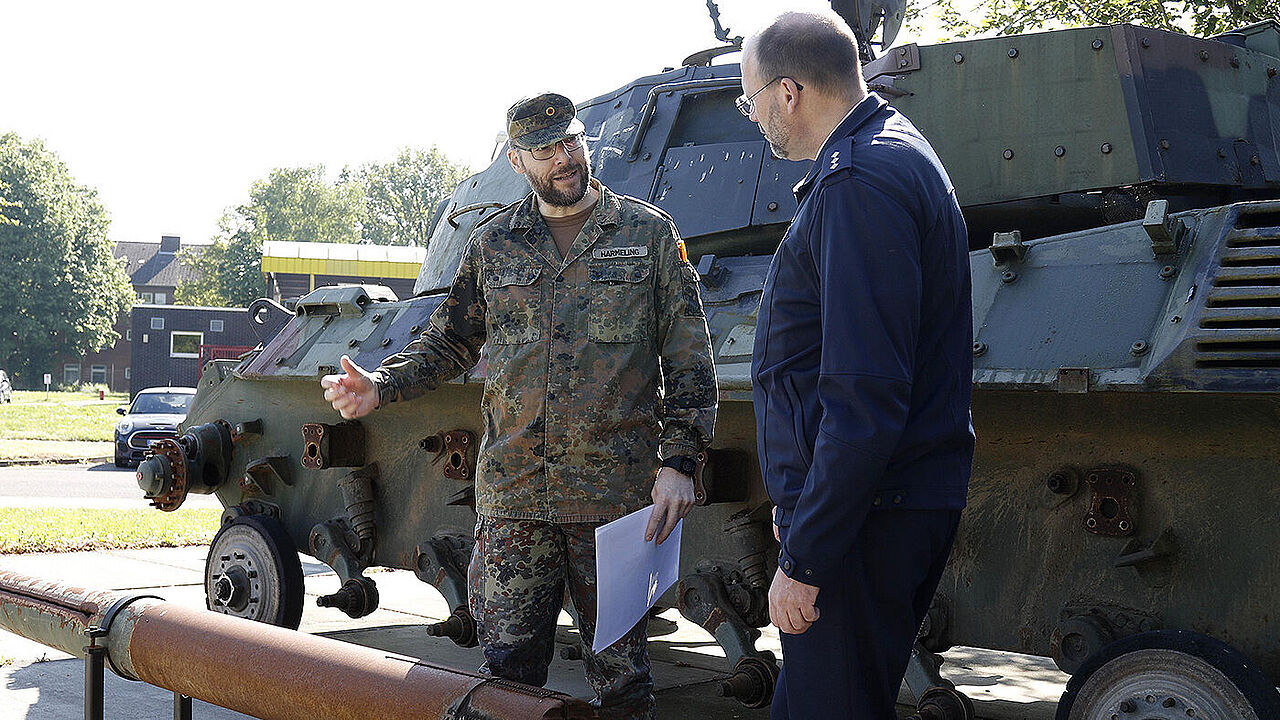 Hauptmann Christoph Harmeling vom Zentrum für Verifikationsaufgaben der Bundeswehr(ZVBw) erläutert dem Vorsitzenden Luftwaffe Michael Scholz (r.) am Ausstellungsstück die „vertragskonforme Reduzierung“ gem. den geltenden Rüstungskontrollverträgen. (Foto:   Leonhardt)