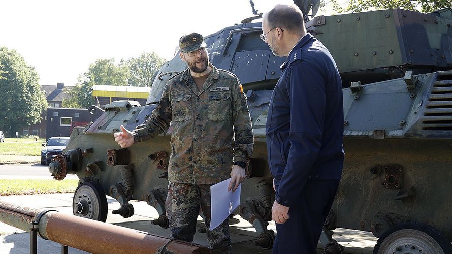 Hauptmann Christoph Harmeling vom Zentrum für Verifikationsaufgaben der Bundeswehr(ZVBw) erläutert dem Vorsitzenden Luftwaffe Michael Scholz (r.) am Ausstellungsstück die „vertragskonforme Reduzierung“ gem. den geltenden Rüstungskontrollverträgen. (Foto:   Leonhardt)