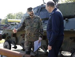 Hauptmann Christoph Harmeling vom Zentrum für Verifikationsaufgaben der Bundeswehr(ZVBw) erläutert dem Vorsitzenden Luftwaffe Michael Scholz (r.) am Ausstellungsstück die „vertragskonforme Reduzierung“ gem. den geltenden Rüstungskontrollverträgen. (Foto:   Leonhardt)