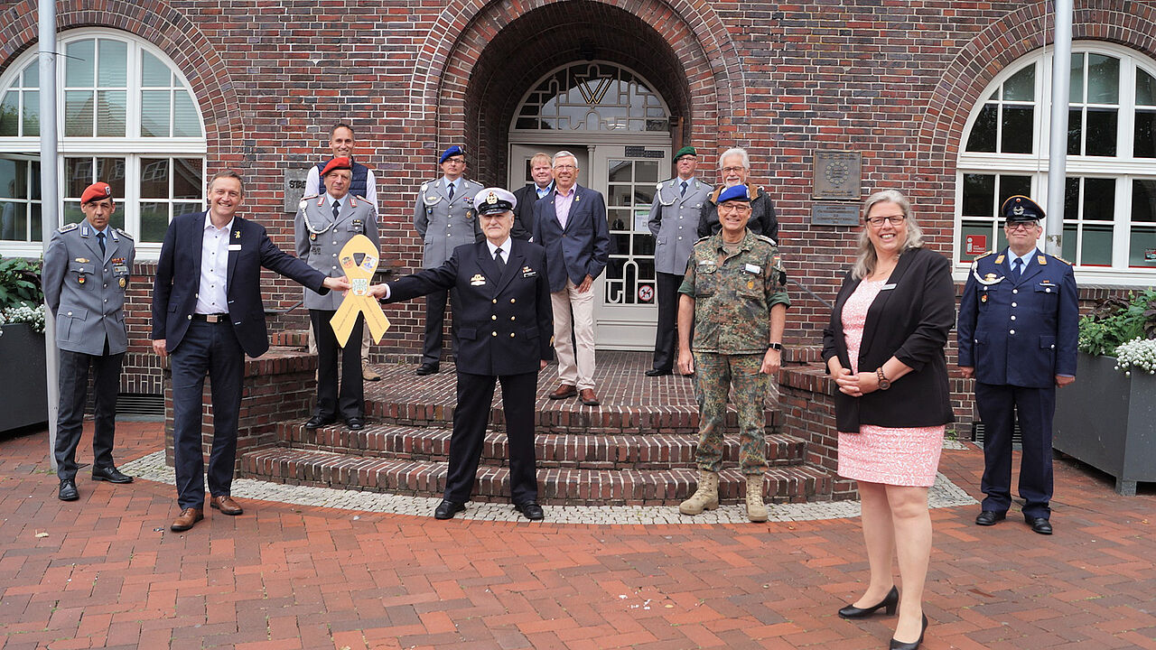 Vor dem Rathaus in Westerstede wurde die Gelbe Schleife übergeben. Foto: DBwV