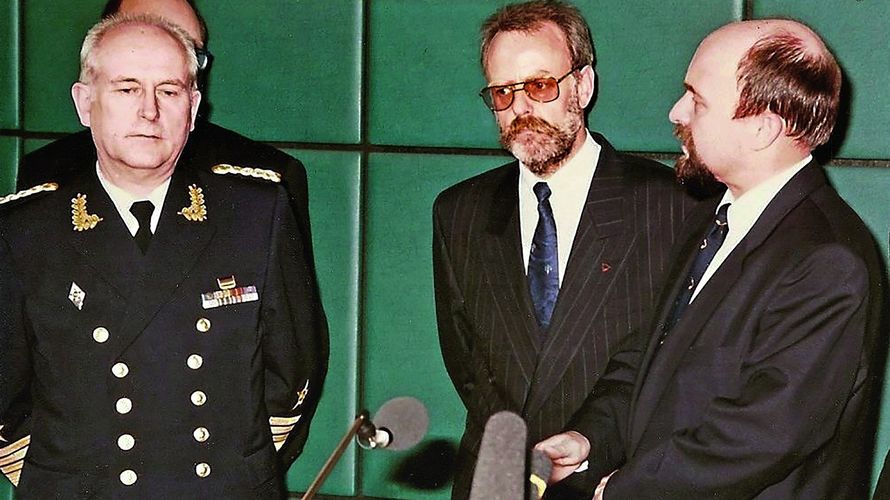 Verhandlungen über die Abrüstung der NVA im April 1990 mit DDR-Admiral Theodor Hoffmann, Werner E. Ablaß und dem damaligen Minister Rainer Eppelmann, dessen Staatssekretär Ablaß war. Das Requiem für die NVA wurde am 2. Oktober 1990 mit dem Einholen der alten Fahnen gespielt. Bis dahin wirkte Werner Ablaß auch am Einigungsvertrag mit. Foto: Privat