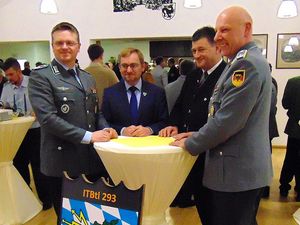 Gesprächsrunde beim Neujahrsempfang (v.l. Oberstleutnant Andrè Wüstner, Bürgermeister Rolf Beuting, Landrat Anton Speer und Oberstleutnant Jürgen Eckert) Foto: DBwV/JS