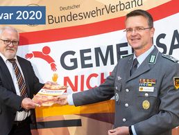 Wolfgang Hellmich (SPD), Vorsitzender des Verteidigungsausschusses des Deutschen Bundestags, und der DBwV-Bundesvorsitzende André Wüstner (r.) bei der Übergabe der Verbandsforderungen Foto: DBwV/Bombeke