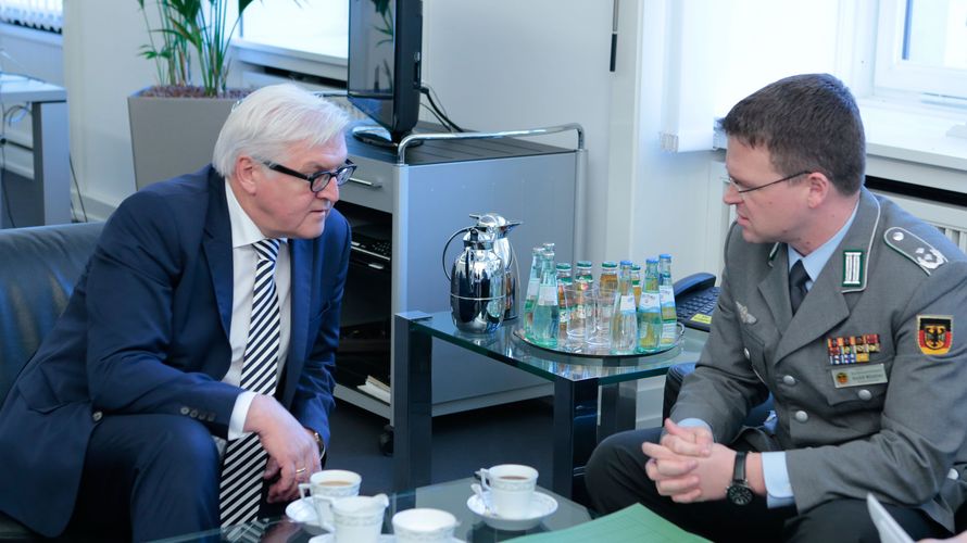 Außenminister Frank-Walter Steinmeier mit Bundesvorsitzenden Oberstleutnant André Wüstner. Foto: Nadine Boldt, Auswärtiges Amt