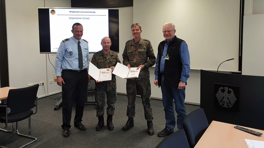 Erste Amtshandlung nach Wiederwahl: Der neue und zugleich alte Vorsitzende Linus Strelau (l.) beglückwünschte in Anwesenheit des Bezirksvorsitzenden Volker Jung (r.) die Kameraden Thomas Bauer und Guido Hansonis zum DBwV-Mitgliedschaftsjubiläum. Foto: Markus Dönig