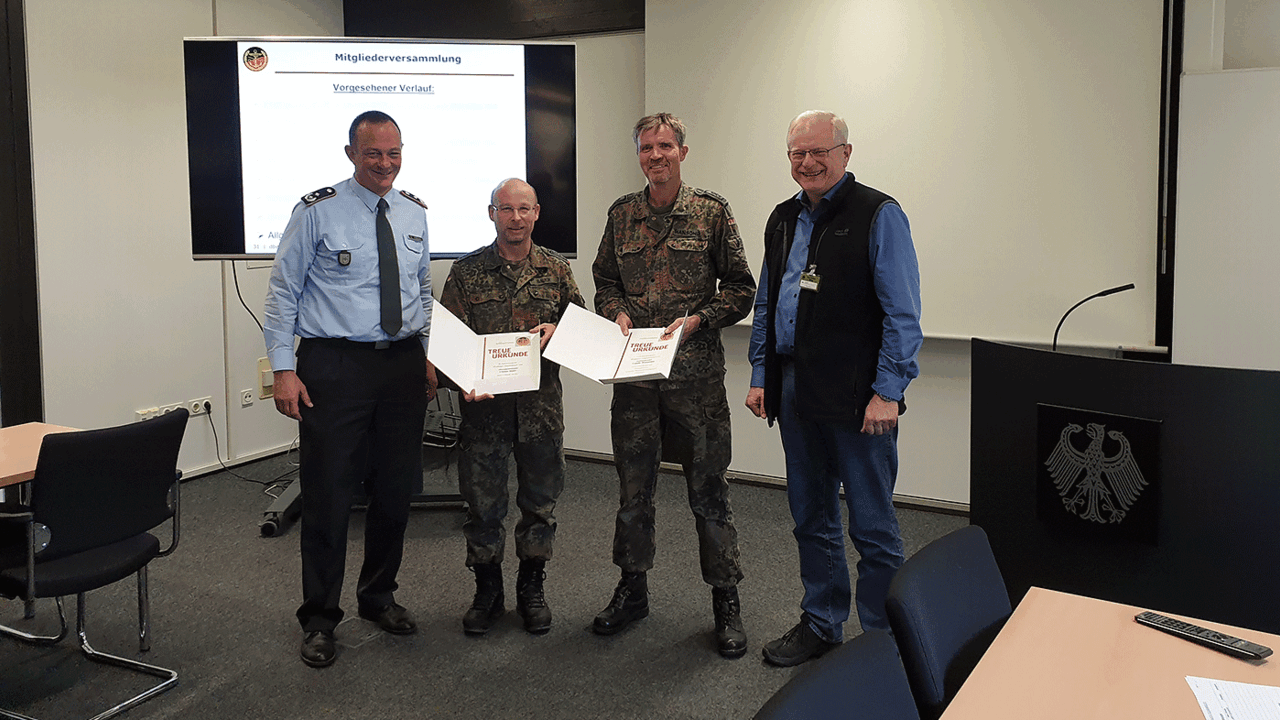 Erste Amtshandlung nach Wiederwahl: Der neue und zugleich alte Vorsitzende Linus Strelau (l.) beglückwünschte in Anwesenheit des Bezirksvorsitzenden Volker Jung (r.) die Kameraden Thomas Bauer und Guido Hansonis zum DBwV-Mitgliedschaftsjubiläum. Foto: Markus Dönig