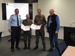 Erste Amtshandlung nach Wiederwahl: Der neue und zugleich alte Vorsitzende Linus Strelau (l.) beglückwünschte in Anwesenheit des Bezirksvorsitzenden Volker Jung (r.) die Kameraden Thomas Bauer und Guido Hansonis zum DBwV-Mitgliedschaftsjubiläum. Foto: Markus Dönig