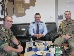 Bezirksvorsitzender Hauptmann Hans-Walther Teßler (v.l.), Bundesvorsitzender Oberstleutnant André Wüstner und Oberstabsfeldwebel Stefan Götz tauschen erste Informationen aus. Foto: DBwV/Jürgen Schreier