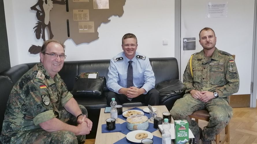 Bezirksvorsitzender Hauptmann Hans-Walther Teßler (v.l.), Bundesvorsitzender Oberstleutnant André Wüstner und Oberstabsfeldwebel Stefan Götz tauschen erste Informationen aus. Foto: DBwV/Jürgen Schreier