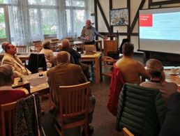  Rechtsanwalt Werner Nied verstand es, das Thema „Patientenverfügung“ informativ und interessant zu vermitteln. Foto: Siegbert Schneider