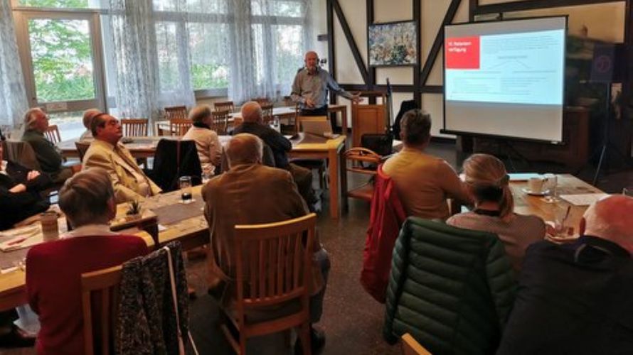  Rechtsanwalt Werner Nied verstand es, das Thema „Patientenverfügung“ informativ und interessant zu vermitteln. Foto: Siegbert Schneider