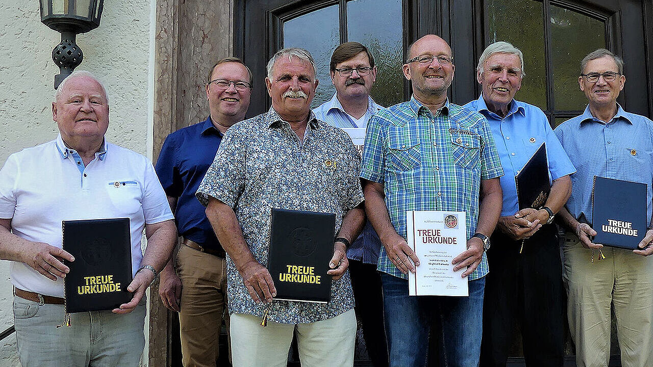 Nach der Ehrung: Walter, Veit, Krüger, Mahnel, Fabiunke, Mau, Nowak (v.l.). Foto: DBwV/Rudolf Dürr
