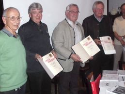 v.l.: Mit Ehrenurkunde geehrte Kameraden: Stabsfeldwebel a.D. Friedrich Hasselbacher, Oberstabsfeldwebel a.D. Jürgen Olt, Hauptfeldwebel a.D. Anton Piller, Oberstleutnant a.D. Thomas Klein mit Vorsitzendem Oberst a.D. Enrico Werner. Foto: DBwV/Wolfgang Koepke