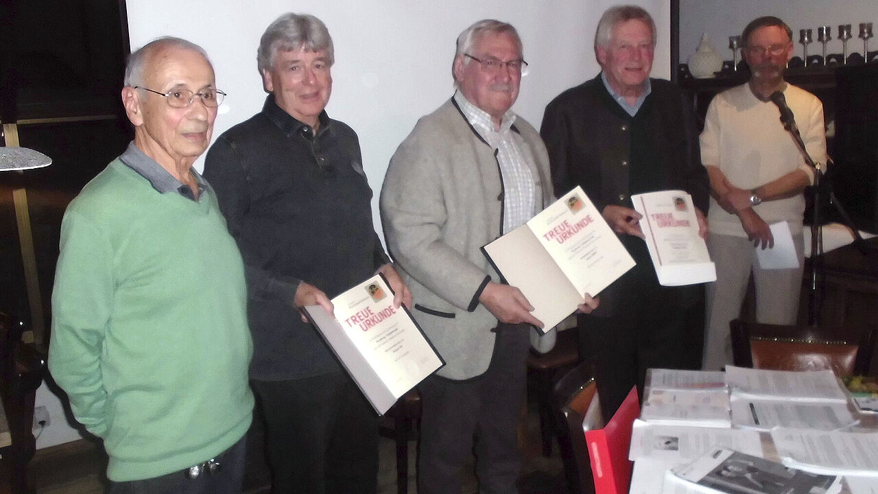 v.l.: Mit Ehrenurkunde geehrte Kameraden: Stabsfeldwebel a.D. Friedrich Hasselbacher, Oberstabsfeldwebel a.D. Jürgen Olt, Hauptfeldwebel a.D. Anton Piller, Oberstleutnant a.D. Thomas Klein mit Vorsitzendem Oberst a.D. Enrico Werner. Foto: DBwV/Wolfgang Koepke