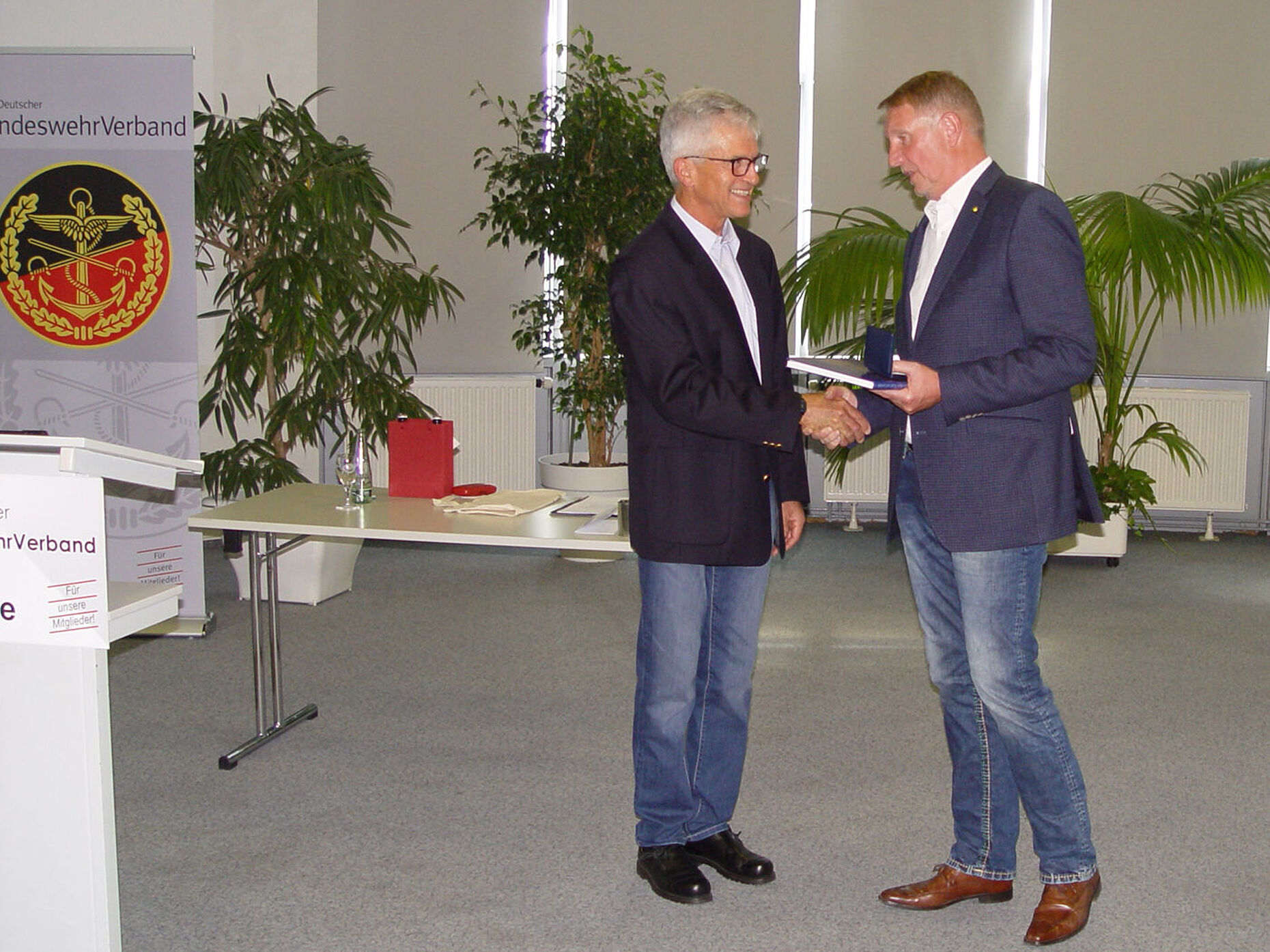 Hauptmann a.D. Viertel (r.) übergibt Oberst a.D. Lehmann ein Gastgeschenk. Foto: DBwV/Mehner