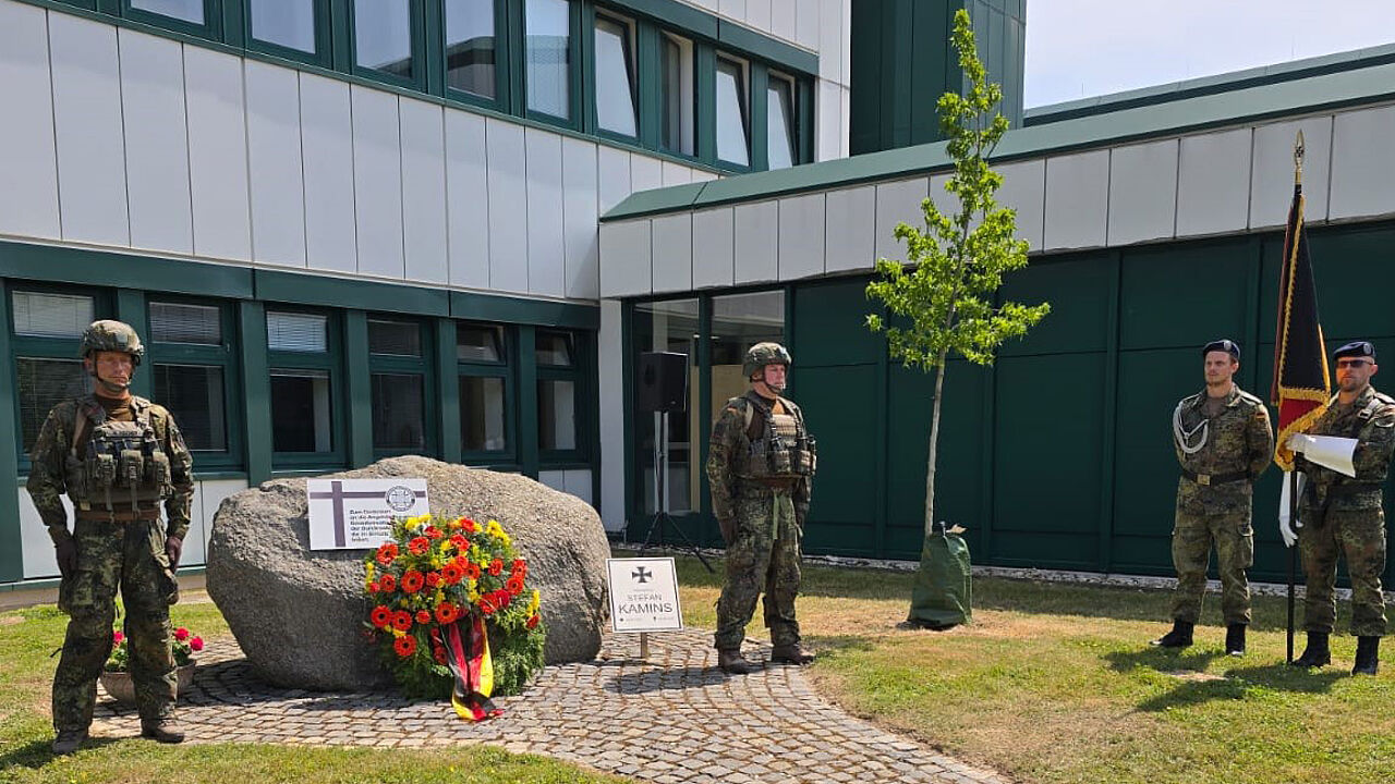 Im Gedenken an den gefallenen Stabsgefreiten Stefan Kamins legte der Standortälteste, Brigadegeneral Peter Webert, einen Kranz am Ehrenmal des gefallenen Kameraden nieder. Foto: Volker Keil