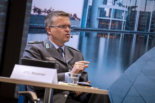 Oberstleutnant André Wüstner ist regelmäßig mit Parlamentariern wie auch der politischen und militärischen Führung im Gespräch. Foto: DBwV/Yann Bombeke