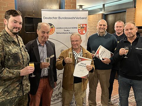 Vorstandsmitglieder und Geehrte: Marc-Andre Ahaus (von links), Ferdinand Hansen, Ralf Jakobeit, Sven Schmär, Mathias Thrams und Außendienstmitarbeitet Heiko Gaebler. Foto: DBwV