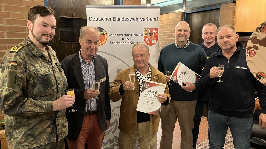 Vorstandsmitglieder und Geehrte: Marc-Andre Ahaus (von links), Ferdinand Hansen, Ralf Jakobeit, Sven Schmär, Mathias Thrams und Außendienstmitarbeitet Heiko Gaebler. Foto: DBwV