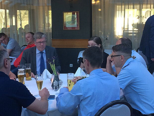 Der Wehrbeauftragte Hans-Peter Bartels führte persönliche Gespräche beim Kameradschaftsabend Foto: DBwV/Beier