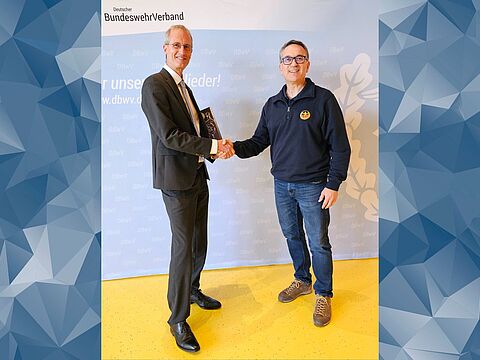 Oberstleutnant Michael Schwab dankte Frank Schnurr. Der Koblenzer Notar informierte die angehenden Pensionäre ausführlich zu den Themen Testament, Vorsorgevollmacht und Patientenverfügung. Foto: StOKa Koblenz-Lahnstein