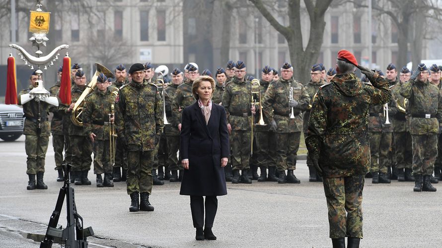 Verteidigungsministerin Ursula von der Leyen nimmt am feierlichen Appell zur Umbennung der Kaserne „Emmich-Cambrai-Kaserne“ in „Hauptfeldwebel-Lagenstein-Kaserne“ in Hannover teil Foto: dpa