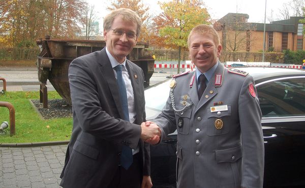 Der Stellvertretenden Landesvorsitzende Nord, Stabsfeldwebel a.D. Gerd Dombrowski (re.), begrüßt Ministerpräsident Günther. Foto: DBwV/LV Nord