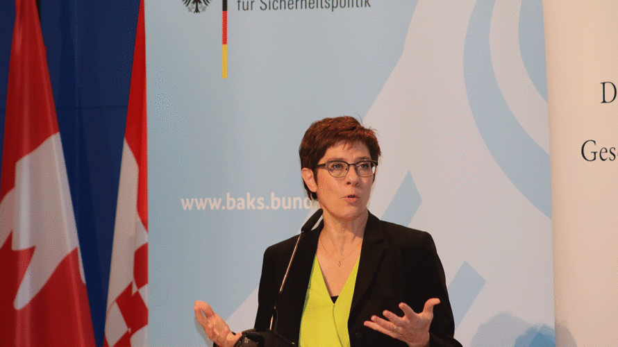 Bis 2031 soll Deutschland nach dem Willen von Verteidigungsministerin Annegret Kramp-Karrenbauer das von der Nato angestrebte Zwei-Prozent-Ziel des BIP für Verteidigungsaufgaben erreichen. Foto: BAKS/Felten