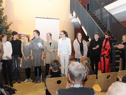 Der Vorsitzende (r) bedankt sich bei der Klassenleitern Frau Kuschfeld-Jost und den Schülern. Foto: KERH / Braun