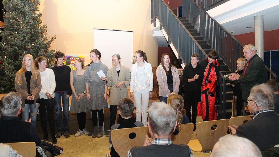 Der Vorsitzende (r) bedankt sich bei der Klassenleitern Frau Kuschfeld-Jost und den Schülern. Foto: KERH / Braun