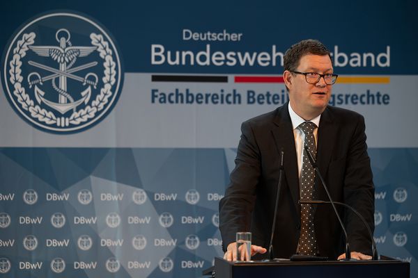 Jan Bittner, Referatsleiter Internationales in der Landesvertretung NRW, sprach ein Grußwort zu den Tagungsteilnehmern. Foto: DBwV/Yann Bombeke