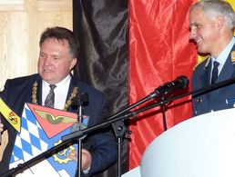 Oberst Dirk Niedermeier (r.) überreicht an Oberbürgermeister Stefan Bosse das Wappen der Abteilung Süd für den Sitzungssaal im Rathaus und eine gelbe Schleife. Foto: DBwV